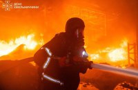 Росіяни атакували нафтобазу на Хмельниччині, виникла пожежа