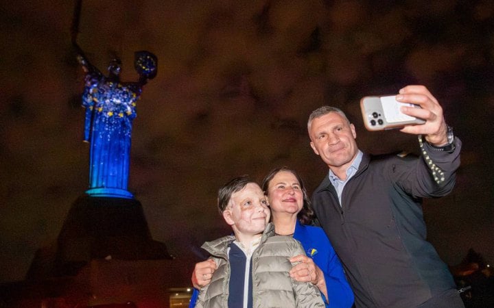 Монумент «Батьківщина-мати» підсвітили в кольори прапору ЄС