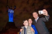 Монумент «Батьківщина-мати» підсвітили в кольори прапору ЄС