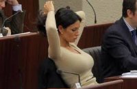 Бывшая помощница Берлускони потребовала миллион евро