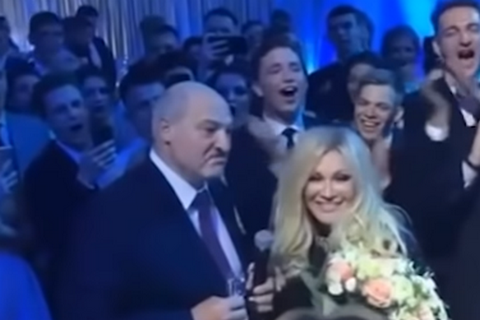 Лукашенко потанцював з випускниками вузів під Повалій
