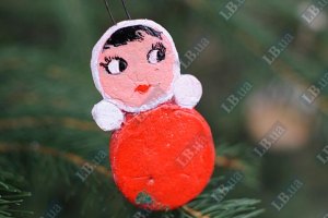 В Киеве появилась новогодняя елка с игрушками из старых вещей