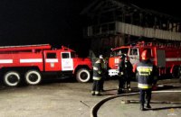 В Тернопольской области спасатели с ночи тушат хранилище с кукурузой