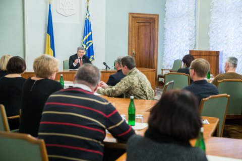 Порошенко распорядился помочь материально тем, кого освободят из плена