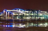 Представники ДНР з автоматами приїхали в аеропорт шукати 5 виборчкомів