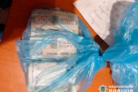 На Чернігівщині двох патрульних затримали при отриманні хабара
