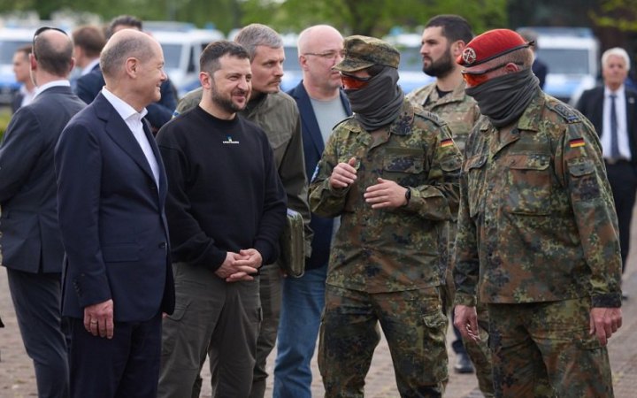 ​Зеленський у Німеччині відвідав військову базу, де тренуються українські бійці 