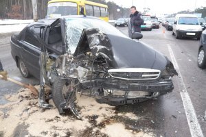 ДТП в Киеве: Lanos врезался в столб, погибла женщина