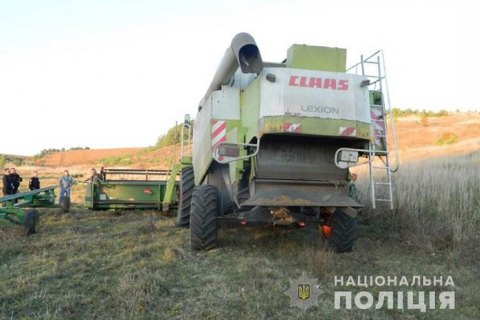 В Тернопольской области под колесами комбайна погиб его водитель