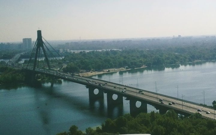 КМДА: ​Північний міст у Києві не постраждав від російських атак, але рух ним ускладнений