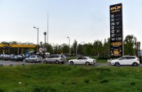 У липні українці зможуть заправляти авто без обмежень "в одні руки"