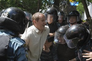 "Беркут" хватает сторонников Тимошенко за руки и ноги