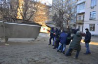 На Жилянской в Киеве незаконную стройку заливают бетоном, ее охраняют "титушки"