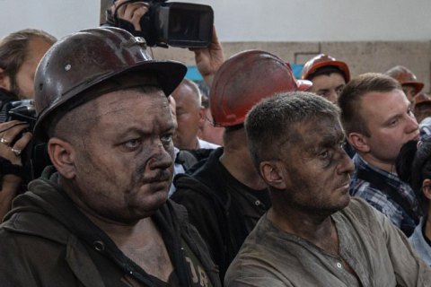 Зеленский отметил государственными наградами и почетными званиями 40 горняков