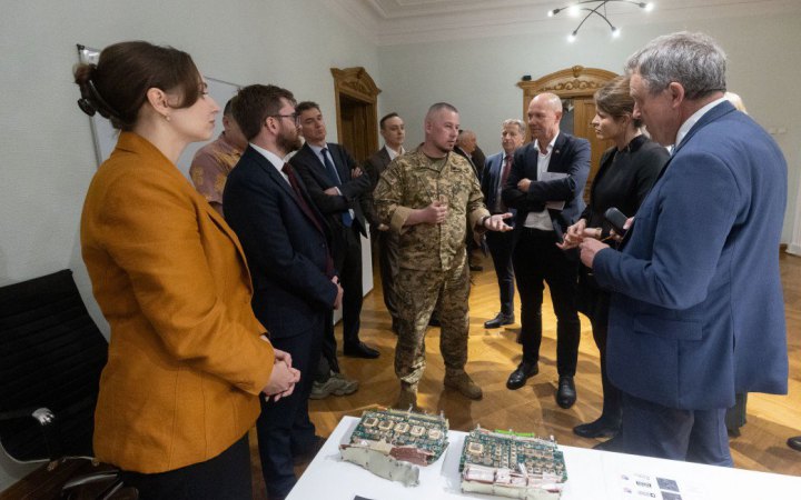 Європейським послам показали іноземні компоненти з ракет і дронів РФ від атаки 24 травня
