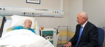 Азаров навестил Броневого в больнице 