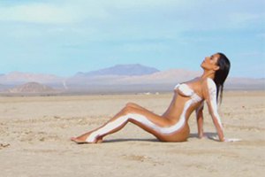 Голая Ким Кардашьян позирует в пустыне на фоне гор
