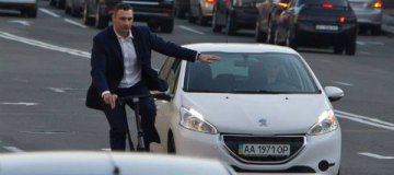Виталий Кличко в деловом костюме приехал в мэрию на велосипеде 