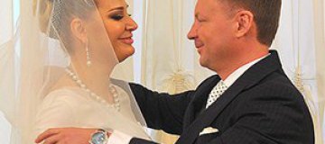 Депутат Максакова пришла в Госдуму в свадебном платье
