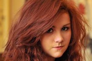 В Англии ученицу выгнали из школы за красные волосы 