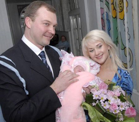 Катя Бужинская с дочкой Еленой и бывшим мужем Владимиром Ростуновым