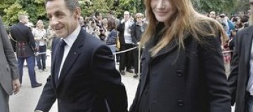 Новорожденную дочь Бруни-Саркози засыпали подарками