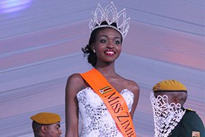 "Мисс Зимбабве" лишили титула из-за скандала с обнаженными фото