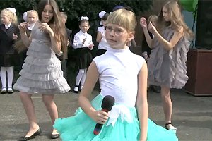 Дочь Яценюка спела в школе хит 80-х