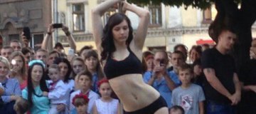 Девушки в бикини танцевали у шеста на львовской площади