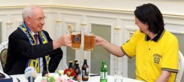 Азаров выпил пива со шведским болельщиком 