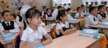 Узбекских школьниц обязали носить косички