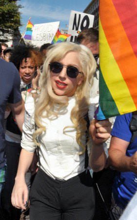 Гага неоднократно участвовала в акциях за права геев и лесбиянок