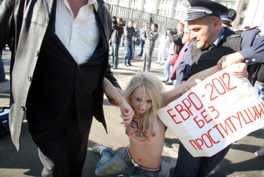 Акция женского движения FEMEN &quot;Евро-угар&quot;