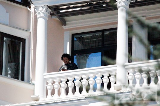 Филипп Киркоров на балконе номера Аллы Пугачевой