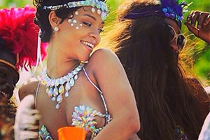 Рианна разделась на карнавале в Барбадосе