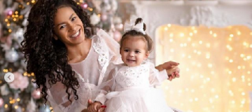 Гайтана с полуторагодовалой дочкой в одинаковых платьях снялись в рождественской фотосессии 