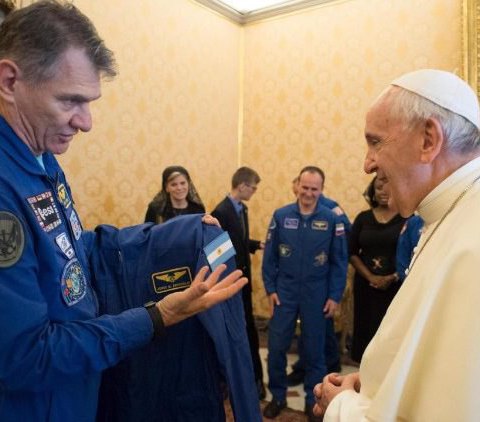 Астронавты подарили Папе Римскому комбинезон для полетов в космос и ангельские крылья