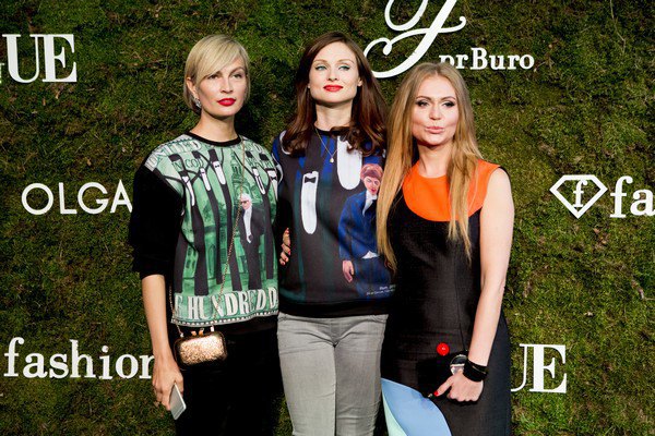 Главный редактор Vogue Ukraine Маша Цуканова, Софи Эллис-Бекстор и художница Ольга Ломака