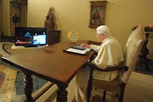 Бенедикт XVI воспользовался планшетом как пультом управления