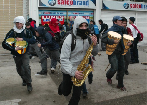 Уличный оркестр, организованный в перерывах между грабежами