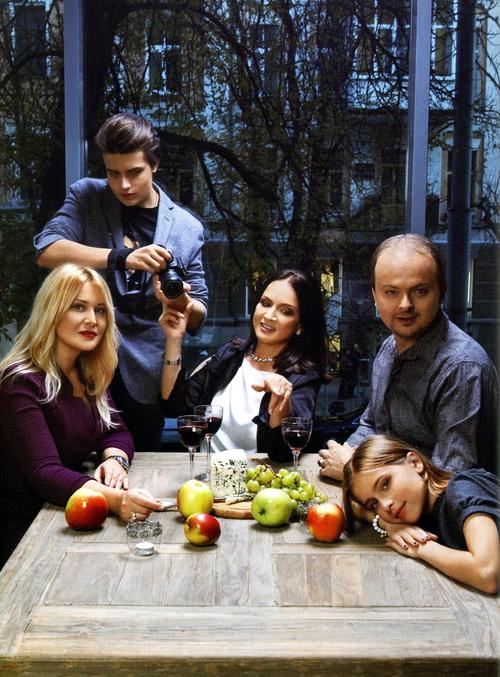 София Ротару с семьей и внуком (слева, с фотоаппаратом)