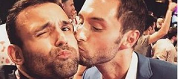 Обнародованы фото победителя "Евровидения", целующегося с мужчинами