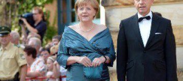 Меркель пришла на светское мероприятие в старом платье