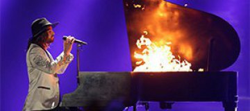 "Евровидение 2015": Представитель Австрии играл на горящем рояле