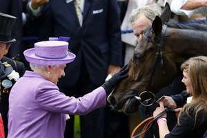 Лошадь Елизаветы II впервые выиграла королевские скачки 