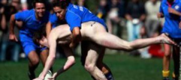 В Новой Зеландии мужчины сыграли с женщинами в "голое регби" 