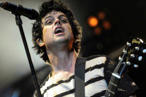 Лидер Green Day обругал зрителей, разбил гитару и попал в больницу