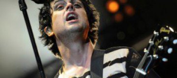 Лидер Green Day обругал зрителей, разбил гитару и попал в больницу