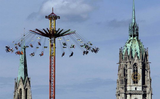 Посетители катаются на карусели в парке развлечений возле церкви Св. Павла на знаменитом баварском фестивале пива
«Октоберфест» в Мюнхене