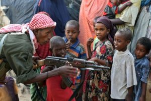 Сомалийское радио наградило детей автоматами и гранатами